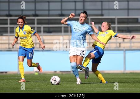 Lucy Bronze di Manchester City e Brighton e Inessa Kaagman di Hove Albion (a destra) combattono per la palla durante la partita Barclays fa WSL all'Academy Stadium di Manchester. Foto Stock