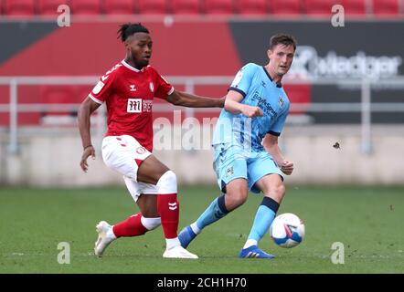 Dominic Hyam di Coventry City (a destra) e Antoine Semenyo di Bristol City combattono per la palla durante la partita del campionato Sky Bet ad Ashton Gate, Bristol. Foto Stock