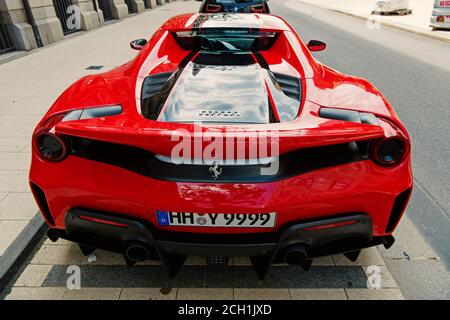 Amburgo, Germania-27 luglio 2019: La supercar rossa Ferrari 488 pista parcheggiata in strada ad Amburgo, Germania . La Lamborghini è famosa e costosa automobile di marca Foto Stock