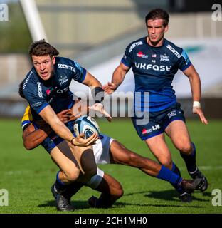 Vendita, Regno Unito. 13 settembre 2020; AJ Bell Stadium, Salford, Lancashire, Inghilterra; inglese Premiership Rugby, sale Sharks vs Bath; Sam James of sale Sharks is Tackled Credit: Action Plus Sports Images/Alamy Live News Foto Stock