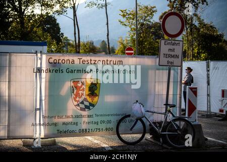 Garmisch Partenkirchen, Germania. 13 Settembre 2020. Una persona si trova di fronte al centro di test Corona della città. Dopo un violento focolaio di corona a Garmisch-Partenkirchen, in alta Baviera, non è ancora chiaro quali conseguenze debba aspettarsi il sospetto colpevole. Le autorità presumono che l'epidemia sia stata causata da un cosiddetto superspreader. Credit: Lino Mirgeler/dpa/Alamy Live News Foto Stock