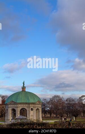 Dianatempel, o Diana Temple, nel Munich Hofgarten si è messo contro un cielo blu nuvoloso, con spazio di copia Foto Stock