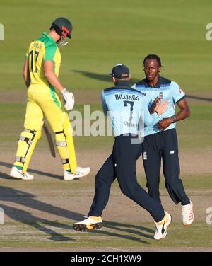 L'inglese Jofra Archer (a destra) festeggia con Sam Billings dopo aver preso il wicket dell'australiano Marcus Stoinis durante la seconda partita Royal London ODI all'Emirates Old Trafford, Manchester. Foto Stock