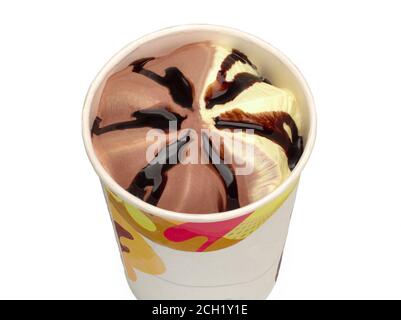 Gelato al limone al cioccolato con salsa al cioccolato su sckground bianco Foto Stock