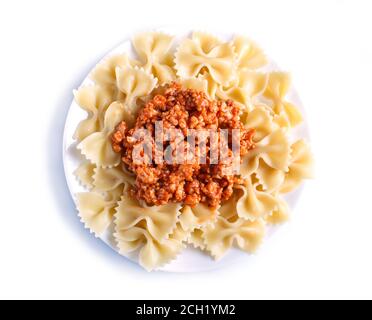 Farfalle bolognese con carne tritata isolata su fondo bianco. Vista dall'alto. Foto Stock