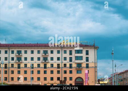 Minsk, Bielorussia - 29 aprile 2017: Piazza dell'Indipendenza - Viale dell'Indipendenza a Minsk. Vista dell'hotel Minsk Foto Stock