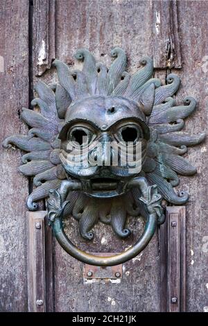 Il Sanctuary Knocker sulla porta settentrionale della Cattedrale di Durham. Un sito Patrimonio dell'Umanità. Foto Stock