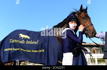 Shark due uno con jockey Colin Keane dopo aver vinto i Tattersalls Ireland Super Auction sale Stakes durante il secondo giorno del Longines Irish Champions Weekend all'ippodromo di Curragh. Foto Stock