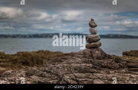 Pila di ciottoli su una roccia Foto Stock