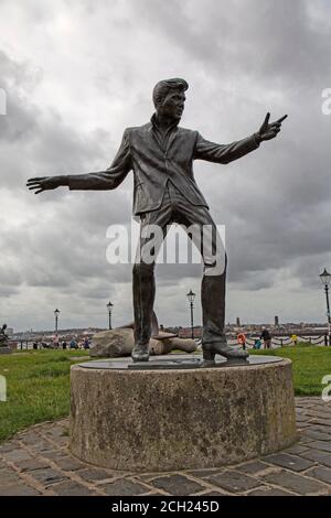 La statua in bronzo del cantante inglese Billy Fury Rock and Roll, eretta dal fiume Mersey a Liverpool, Inghilterra. Scolpito da Tom Murphy. Foto Stock