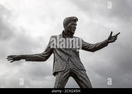 La statua in bronzo del cantante inglese Billy Fury Rock and Roll, eretta dal fiume Mersey a Liverpool, Inghilterra. Scolpito da Tom Murphy. Foto Stock