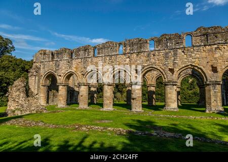 Le rovine di Buildwas Abbey, un monastero cistercense del 12 ° secolo, situato vicino al fiume Severn a Buildwas, Shropshire, Inghilterra. Foto Stock