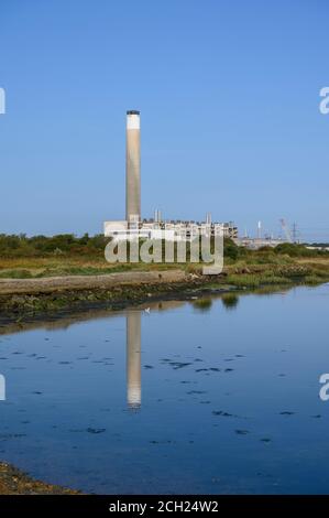 Fawley Power Station, Fawley, Southampton, Hampshire, Inghilterra, Regno Unito visto da Calshot Beach Foto Stock