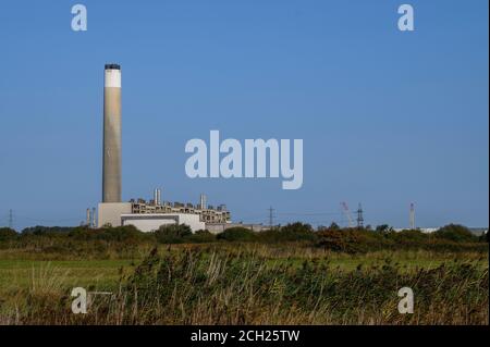 Fawley Power Station, Fawley, Southampton, Hampshire, Inghilterra, Regno Unito visto da Calshot Beach Foto Stock