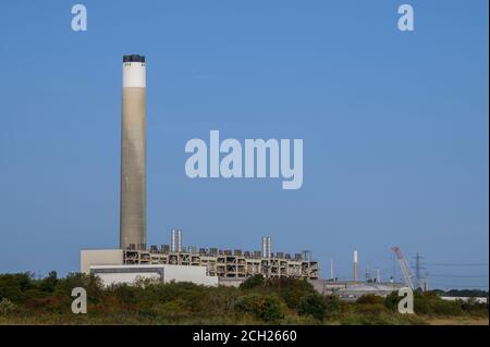 Fawley Power Station, Fawley, Southampton, Hampshire, Inghilterra, Regno Unito visto da Calshot Beach Foto Stock