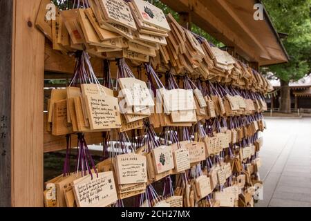 Harajuku/Tokyo / Giappone - 16 giugno 2018: Targhe di preghiera in legno appese al Tempio Meiji-jingu, un santuario shintoista nella trafficata città di Tokyo. Foto Stock