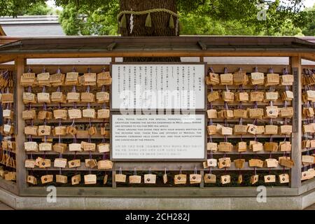 Harajuku/Tokyo / Giappone - 16 giugno 2018: Targhe di preghiera in legno appese al Tempio Meiji-jingu, un santuario shintoista nella trafficata città di Tokyo. Foto Stock