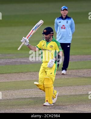 L'australiano Aaron Finch celebra il raggiungimento del suo mezzo secolo durante la seconda partita ODI Royal London all'Emirates Old Trafford, Manchester. Foto Stock