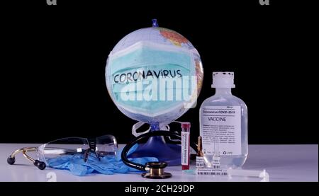Vaccino per il concetto pandemico del coronavirus. COVID-19 attributi: Analisi del sangue, vaccino, iniezione, occhiali di protezione e guanti blu. Foto Stock