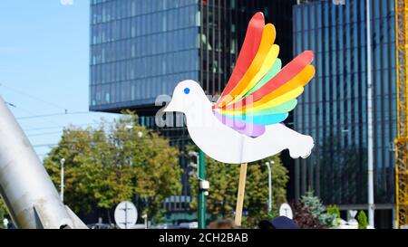 lgbt Equality marzo. I giovani che indossano abiti e simboli arcobaleno lottano per i diritti LGBTQ+. Bandiere arcobaleno, bandiere. Foto Stock