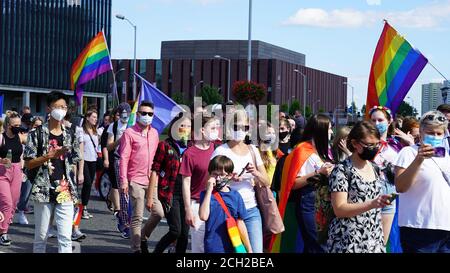 KATOWICE/Polonia - 7 settembre 2020: marzo di uguaglianza LGBT. I giovani che indossano abiti arcobaleno lottano per i diritti LGBTQ+. Dimostrazione durante c Foto Stock