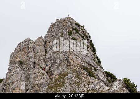 La montagna Schartschrofen in Austria con la ferrata via e gli scalatori nel muro. Foto Stock