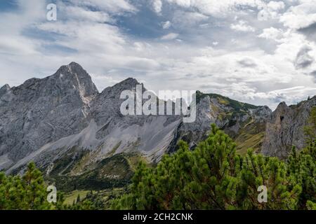 Vista sulla famosa montagna rossa Flüh e Gimpel nella valle da Tannheim in Austria. Foto Stock