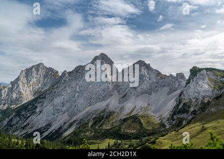 Vista sulla famosa montagna rossa Flüh e Gimpel nella valle da Tannheim in Austria. Foto Stock