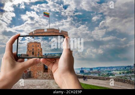 Tourist scattare foto della torre Gedeminas nel centro di Vilnius, Lituania Foto Stock