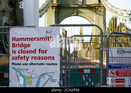 Londra, Regno Unito. - 13 settembre 2020: Avviso di chiusura del ponte di Hammersmith. I veicoli sono stati vietati di utilizzare il ponte in ghisa di 133 anni nell'aprile 2019 dopo le crepe appearedi. Il mese scorso i difetti si erano aggravati e il divieto era stato esteso ai pedoni e ai cicli. Foto Stock