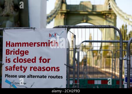 Londra, Regno Unito. - 13 settembre 2020: Avviso di chiusura del ponte di Hammersmith. I veicoli sono stati vietati di utilizzare il ponte in ghisa di 133 anni nell'aprile 2019 dopo le crepe appearedi. Il mese scorso i difetti si erano aggravati e il divieto era stato esteso ai pedoni e ai cicli. Foto Stock