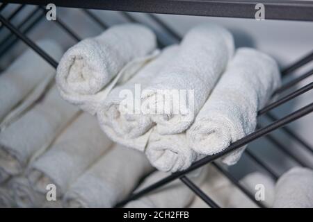 Scaffale con asciugamani in salone di parrucchiere Foto stock - Alamy