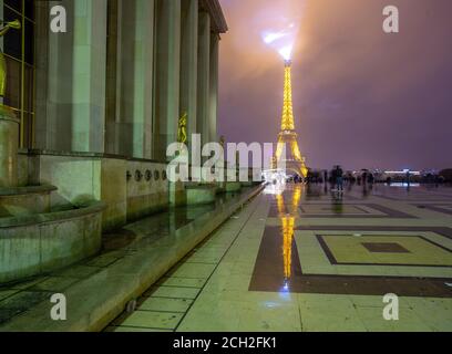 Vista incredibile sulla Torre Eiffel e su Piazza Trocadero di notte. Parigi. Europa Foto Stock
