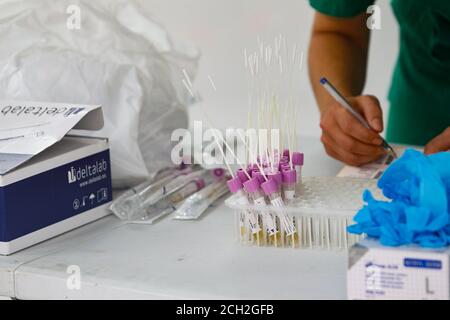 A Coruna-Spain -18 agosto 2020: Un operatore sanitario utilizza un test PCR (bocca e tampone nasale) su una persona all'interno di un'auto Foto Stock
