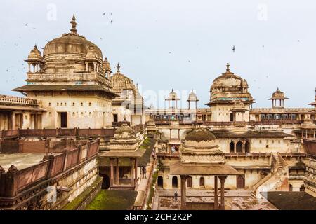 Orchha, Madhya Pradesh, India : Domes del palazzo di Jahangir Mahal del 17 ° secolo all'interno del complesso di Forte di Orchha. Foto Stock