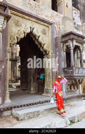 Orchha, Madhya Pradesh, India : UNA donna cammina attraverso la porta principale del 9 ° secolo tempio Chaturbhuj. Foto Stock