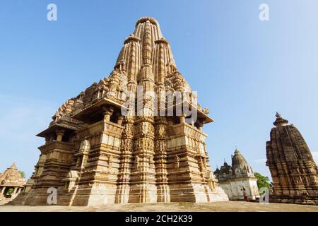 Khajuraho, Madhya Pradesh, India : Tempio di Vishvanatha parte del gruppo occidentale del patrimonio mondiale dell'UNESCO Khajuraho Gruppo di Chandela medievale Foto Stock