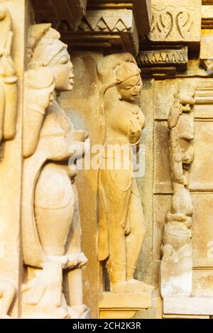 Khajuraho, Madhya Pradesh, India : sculture in rilievo Surasundari (bellezza celeste) nel Tempio di Kandariya Mahaeva del gruppo occidentale del Foto Stock