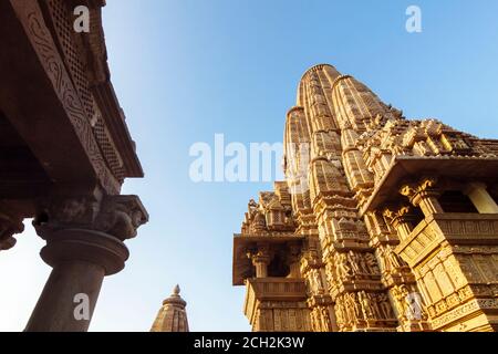 Khajuraho, Madhya Pradesh, India : angolo basso della torre principale del tempio di Kandariya Mahaeva parte del gruppo occidentale del patrimonio mondiale dell'UNESCO Foto Stock