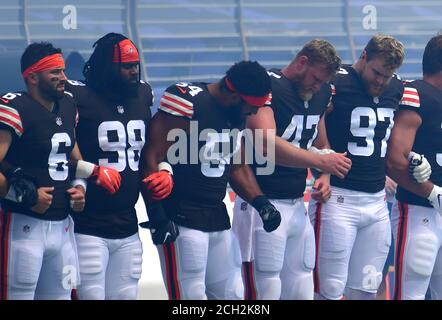 Baltimora, Stati Uniti. 13 Settembre 2020. I Cleveland Browns bloccano le armi durante l'inno nazionale prima di affrontare i Baltimora Ravens allo stadio della banca M&T a Baltimora, Maryland, domenica 13 settembre 2020. Foto di David Tulis/UPI Credit: UPI/Alamy Live News Foto Stock