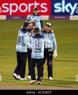 Chris Woakes (centro) dell'Inghilterra festeggia con i suoi compagni di squadra dopo aver preso il wicket del finlandese australiano Aaron durante la seconda partita ODI Royal London all'Emirates Old Trafford, Manchester. Foto Stock