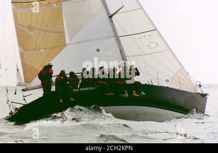 AJAXNETPHOTO. 31 LUGLIO 1987. SOLENT, INGHILTERRA. - ADMIRAL'S CUP 1987 - INIZIO GARA CANALE. YACHT DELLA SQUADRA AUSTRALIANA SWAN PREMIUM II; SKIPPER GARY APPLEBY. FOTO : JONATHAN EASTLAND / AJAX REF:ADC CR87 109 Foto Stock