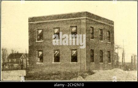 . Giornale ferroviario elettrico . DEPOSITO CLEVELAND - FIG. 13 – SALT HOUSE BUILTON UNA gru da prova A CURVA, che utilizza un operatore e cinque uomini sulla vettura, è di 3.16 dollari, mentre il costo dello scarico manuale, che utilizza il caposquadra e dodici operai, è di 4.09 dollari. Quest'ultima fig-ure non include il costo di manodopera per il gettoblocchetti allontanati dai binari. Utilizzando un derrick e cinque uomini, oltre all'operatore, il costo è circa thesame come con la gru a portale. La gru a portale scaricherà in venti minuti una gondola di carbone lasco, oppure un carico di ghiaia bagnata in quaranta minuti. Altri impianti di movimentazione dei materiali nel cortile Foto Stock