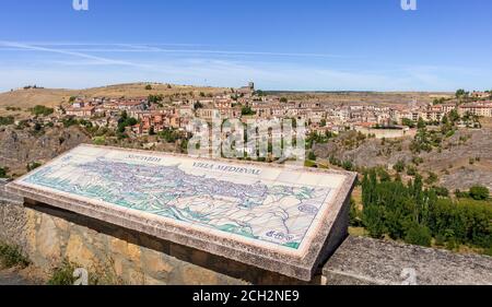 Spagna; set 20: Sepúlveda, città medievale tradizionale. Uno dei più bei villaggi spagnoli. Punto di osservazione su una collina. Vicino al parco nazionale Hoces Foto Stock