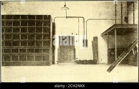 . Giornale ferroviario elettrico . DEPOSITO CLEVELAND - FIG. 10 – CEMENTO E MAGAZZINO; FIG. 11 – PILE DI VENTICINQUE IN CASA DI CEMENTO 24 FEBBRAIO 1917] GIORNALE FERROVIARIO ELETTRICO 339. DEPOSITO CLEVELAND - FIG. 12 – MAGAZZINO PER SMALHARDWARE E UTENSILI la benna a mano dalla macchina o dalla pila e dalla polvere dove desiderato. Questo consente di risparmiare una manipolazione, perché, quando donemanally, è necessario gettare i blocchi indietro dopo averli tirati fuori dalla macchina per tenerli fuori dalla pista. La stessa doppia movimentazione sarebbe necessaria per il carico di automobili per la distribuzione in città. Il costo di scarico di un'automobile di g. Foto Stock