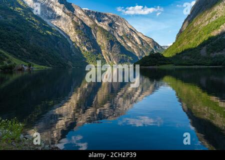 Vista mozzafiato sul Naeroyfjord, patrimonio dell'umanità dell'UNESCO nel comune di Aurland nella contea di Vestland, Norvegia. Foto Stock