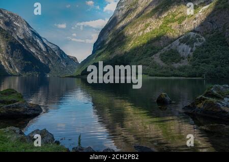 Vista mozzafiato sul Naeroyfjord, patrimonio dell'umanità dell'UNESCO nel comune di Aurland nella contea di Vestland, Norvegia. Foto Stock