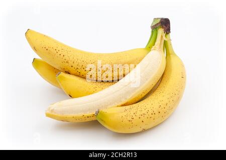 Banane macchiate. Banane cavendish maturate isolate su bianco con ombre Foto Stock