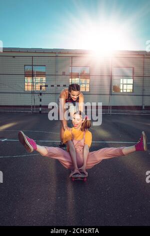 Due ragazze teen si divertono con skate board Foto Stock