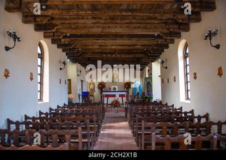Altare all'interno della chiesa di Mission San Francisco de la Espada a San Antonio, Texas, USA. La Missione fa parte delle Missioni di San Antonio UNESCO World H. Foto Stock